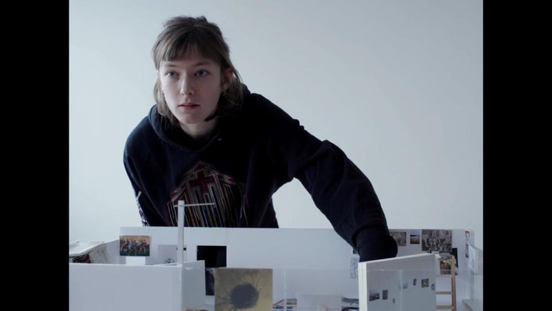 Eine glatte Stirn deutet auf Unempfindlichkeit hin — Filmstill