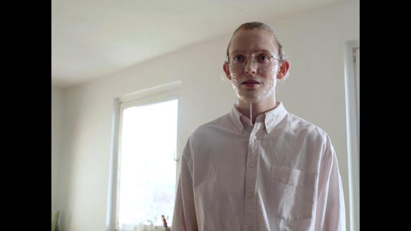 Eine glatte Stirn deutet auf Unempfindlichkeit hin — Filmstill