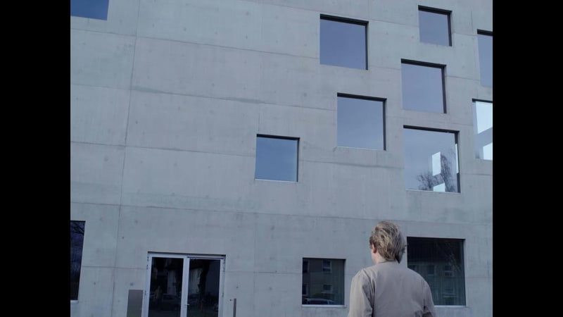 Eine glatte Stirn deutet auf Unempfindlichkeit hin — Filmstill