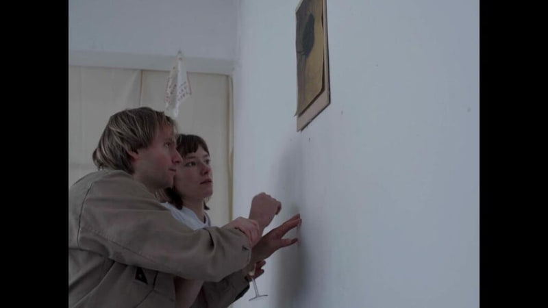 Eine glatte Stirn deutet auf Unempfindlichkeit hin — Filmstill